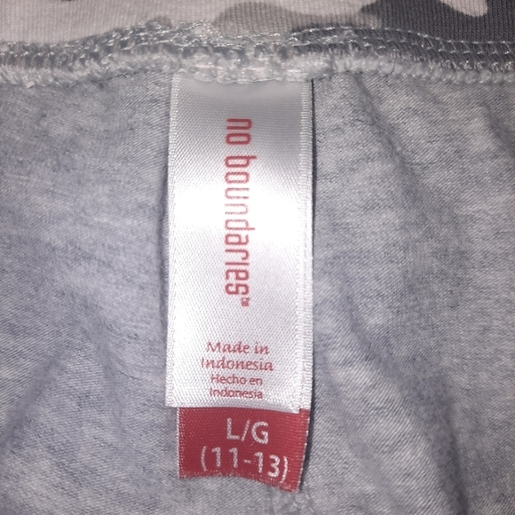 No Boundaries Women's Cropped Flaired Sweatpants - Picture 4 of 4